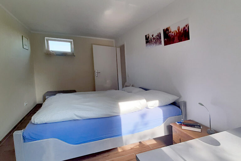 Blick von der Fensterwand ins Schlafzimmer